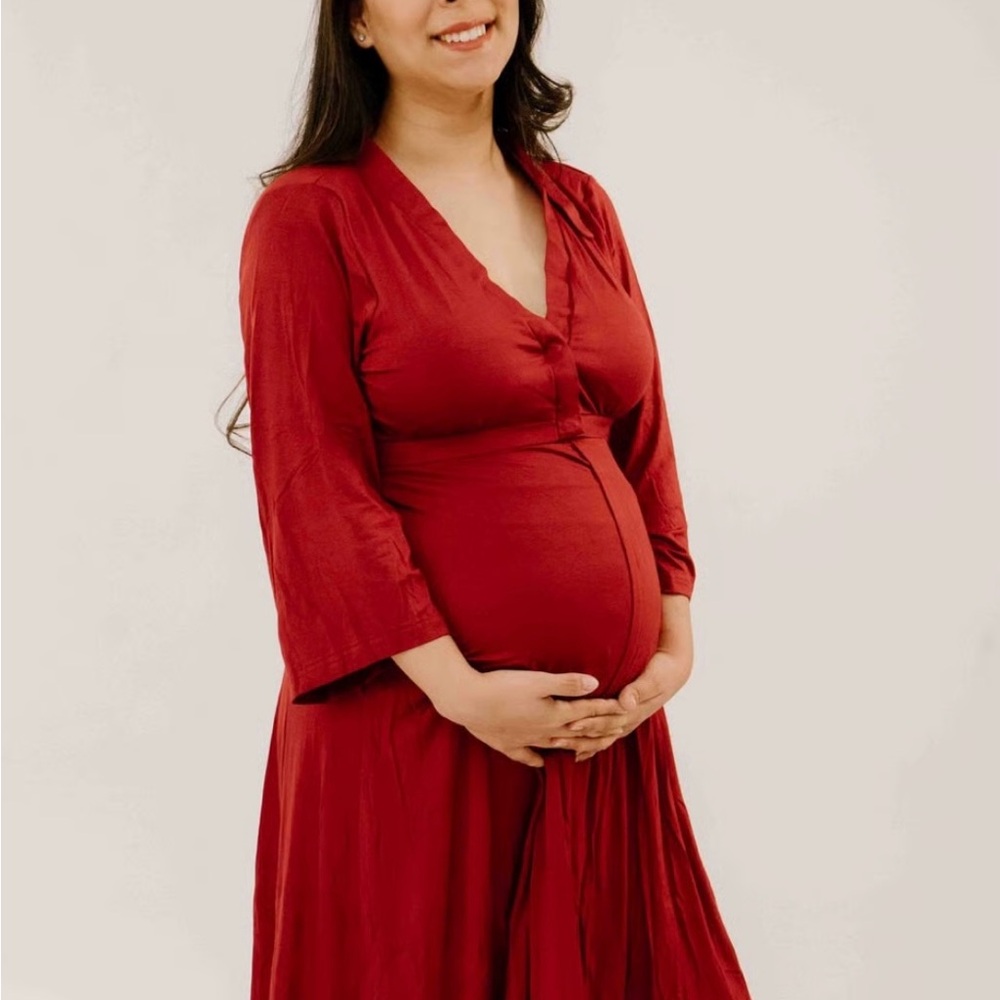 Lila labor and postpartum gown in red standard.